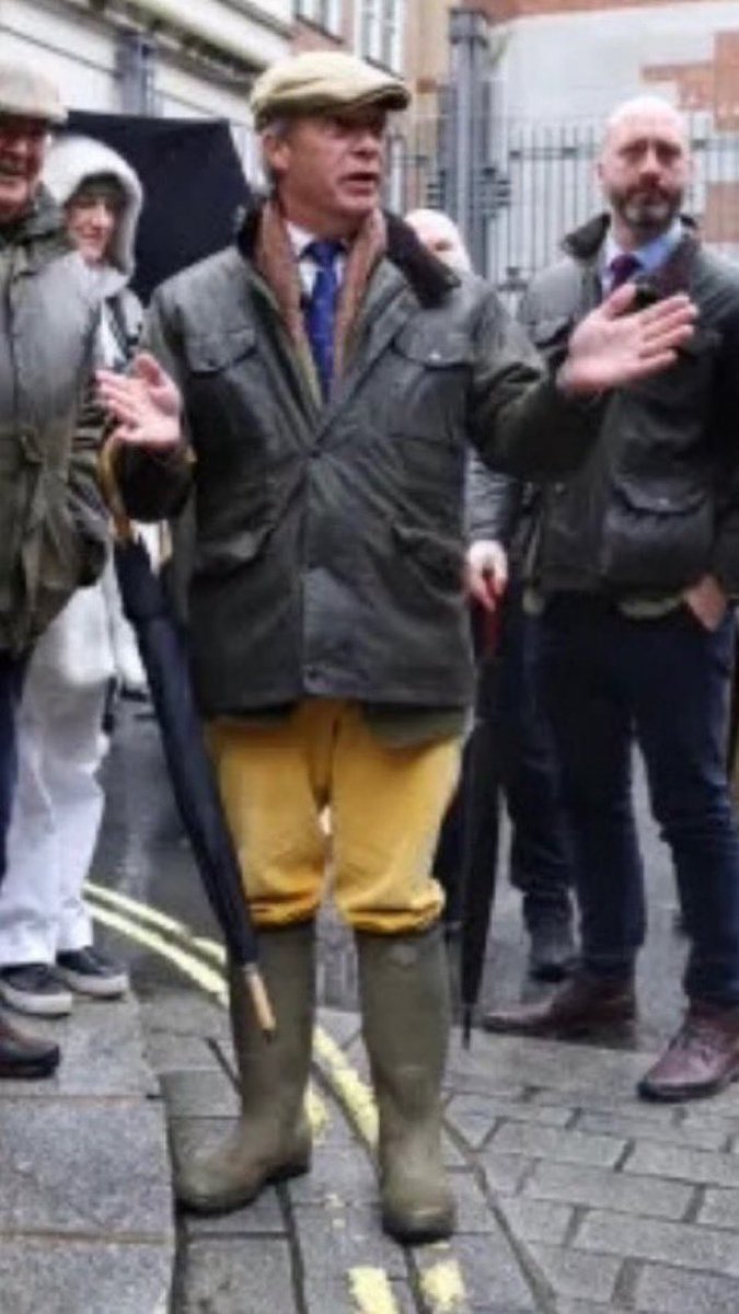 g_gosden's tweet image. Cosplay farmer. 
Does he realise what a complete twat he looks?