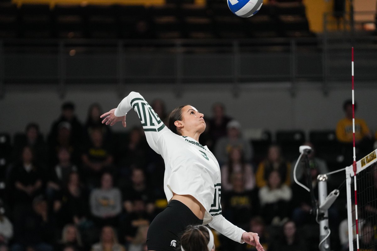LeahJohnson_VB's tweet photo. Training to peak

All season Team 53 has been getting better and better, with a rivalry win at home followed immediately by a sweep on the road, all that hard work is showing up B1G time.. what an incredible group to do the hard with

#gogreen 
#setthestandard
#servegrowhonor https://t.co/d7TzmLbfdo