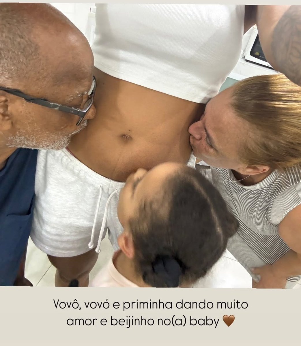 "Vovô, vovó e priminha dando muito amor e beijinho no(a) baby 🤎"
Brunna com o pai, mãe e sobrinha beijando a barriga dela.