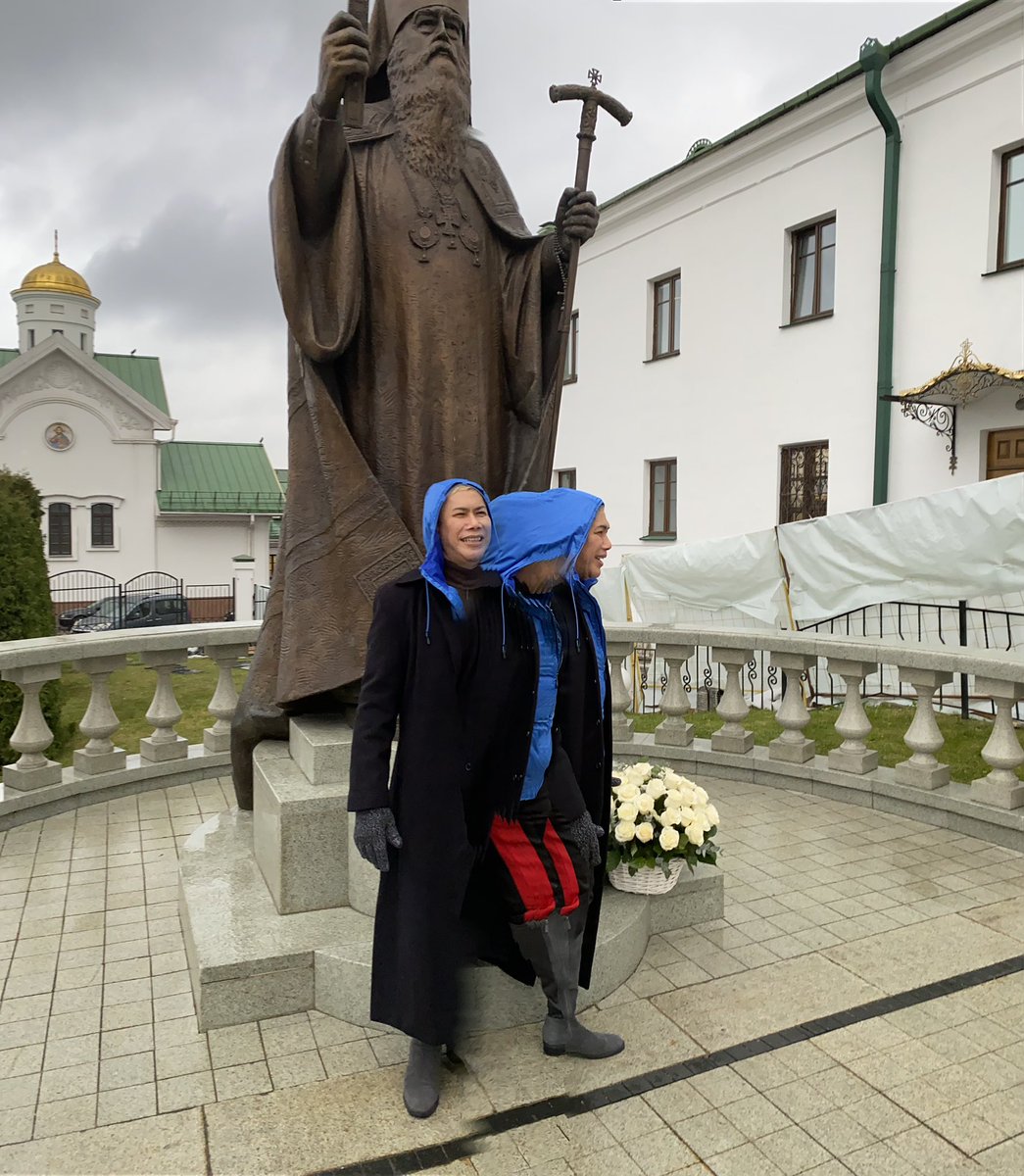 Foto unik terjadi di depan Gereja Ortodoks tertua Belarus, di kota Minks