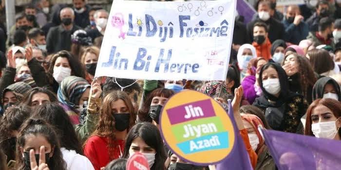 Colemêrg’te görev yapan Uzman Çavuş E.O., Amed’de aracında 63,5 kilogram uyuşturucu maddeyle yakalandı. Daha iki ay önce AKP’li çetecilerden oluşan bir grubun kadınları uyuşturucuya maruz bırakarak fuhuşa zorladığını açığa çıkardığı için gazeteci bir kadın arkadaşımız gözaltına