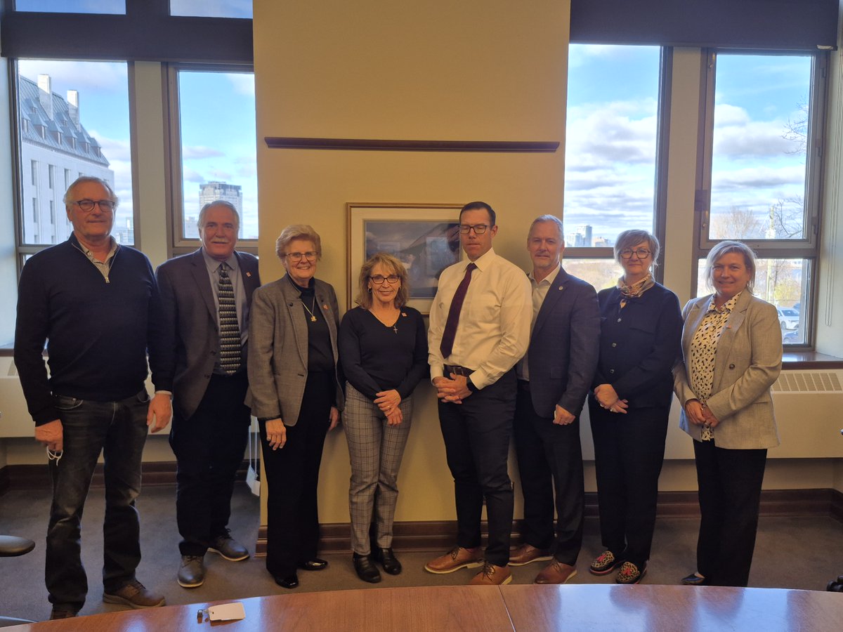 FVGC_PFLC's tweet photo. Thank you @JohnBarlowMP for bringing your insight and expertise to our #FallHarvest meeting. We look forward to continuing discussions on key issues affecting the fruit and vegetable sector. #cdnpoli #cdnag @CPMA_ACDFL https://t.co/5UjysjTaf8