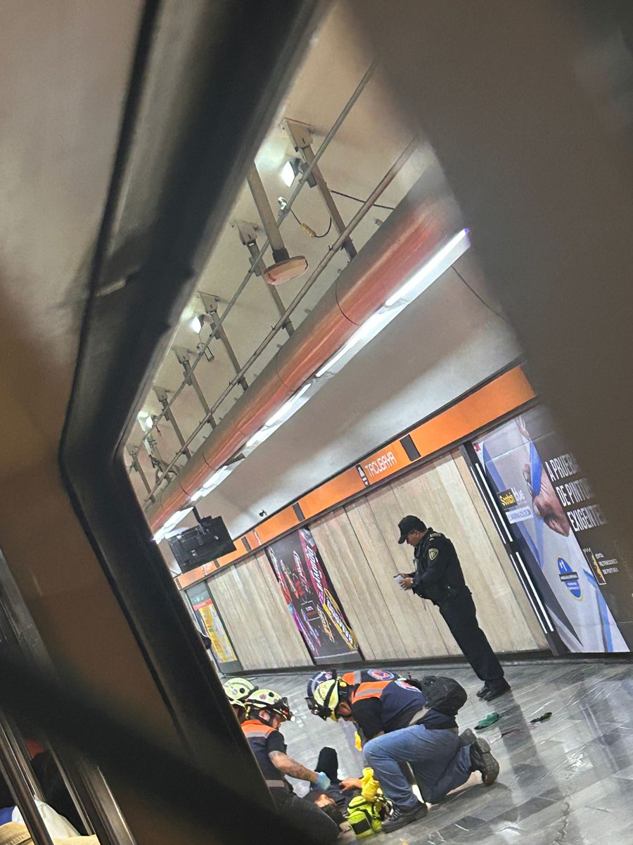 87punto3's tweet photo. #ÚLTIMAHORA 🔴 | Sujeto con cuchillo agredió a dos personas y después se aventó a las vías de la estación Tacubaya de la #Linea7 del @MetroCDMX. 🚇⚠️

🤳 @Gposiadeoficial | #87Punto3 📻🚩   https://t.co/TtXBEdbyLE