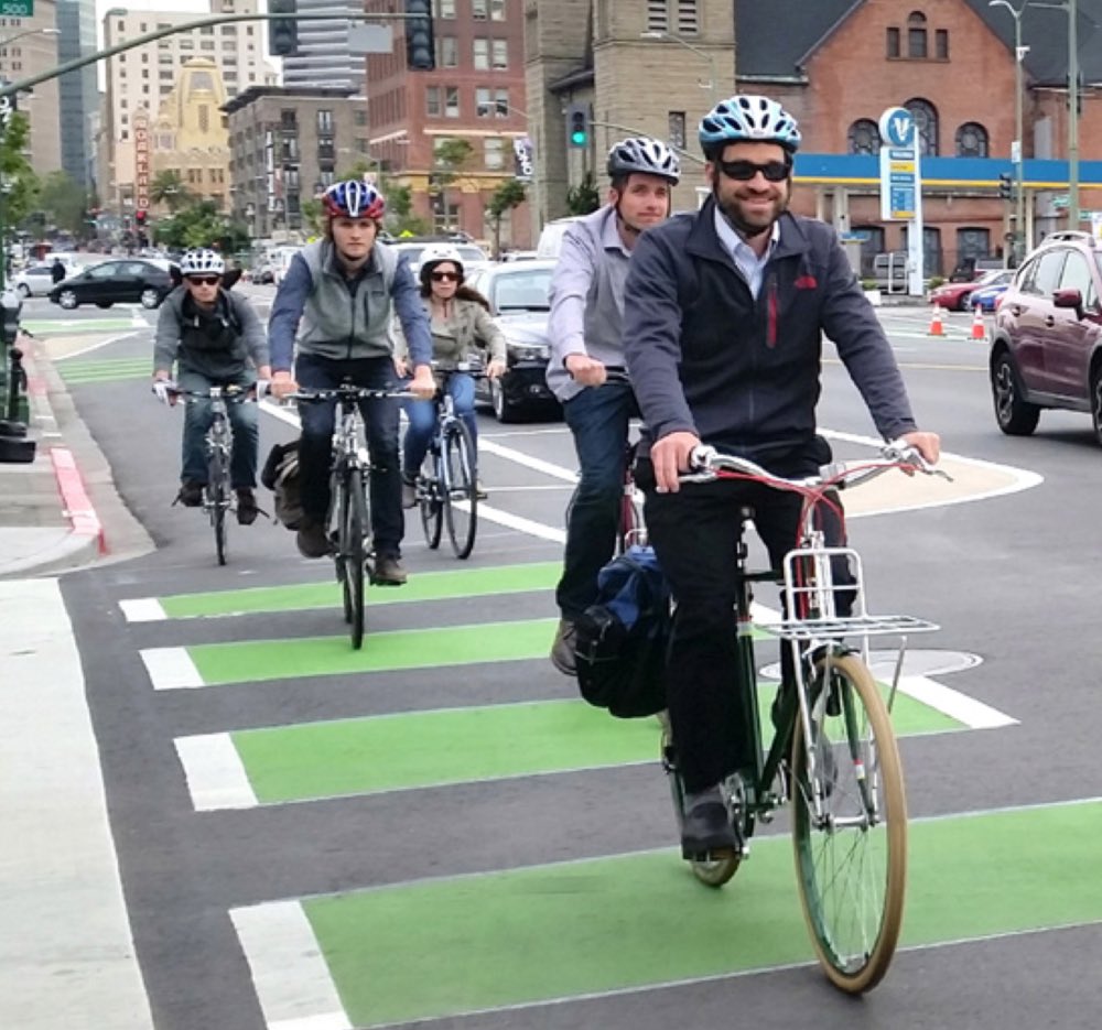 Estudio con 13 años de duración encuentra que: los carriles bici pintados no suponen ninguna mejora en seguridad, y concluye que los carriles para bicicletas protegidos llevaron a una reducción drástica en las muertes de todos los usuarios de la vía. 🚲📑 usa.streetsblog.org/2019/05/29/pro…