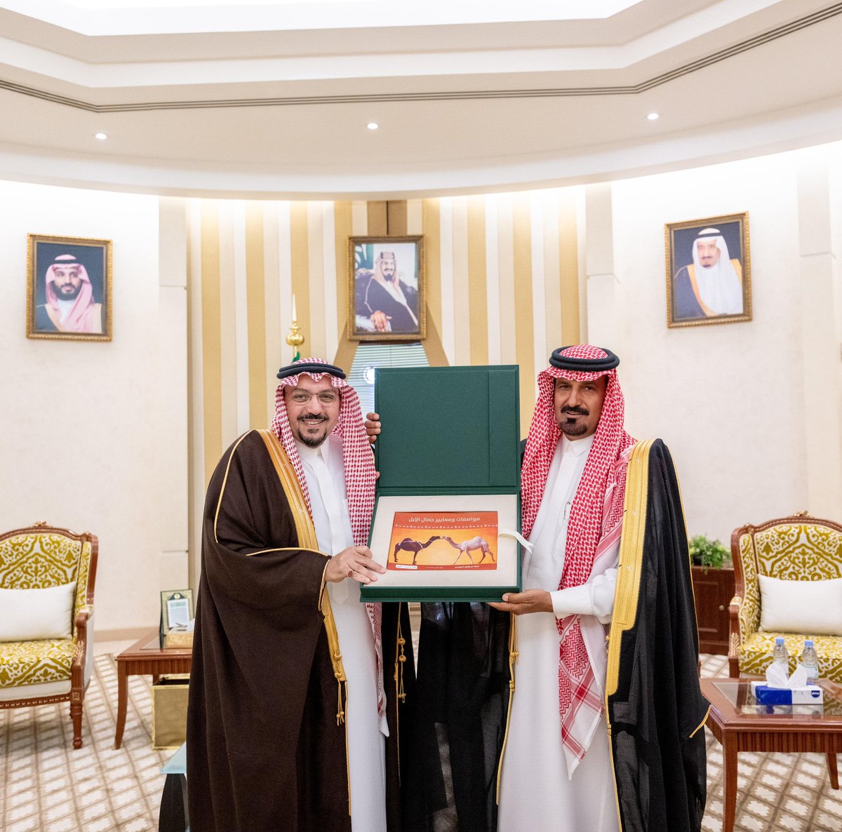 mobarakdosari's tweet photo. تشرفت بلقاء صاحب السمو الملكي الأمير الدكتور/ فيصل بن مشعل بن سعود بن عبد العزيز أمير منطقة القصيم الذي أشاد بكتاب مواصفات ومعايير جمال الإبل ، وكانت إشادته مصدر فخر واعتزاز ، وسموه الكريم من أكبر داعمي قطاع الإبل. https://t.co/c4uT51NDXI