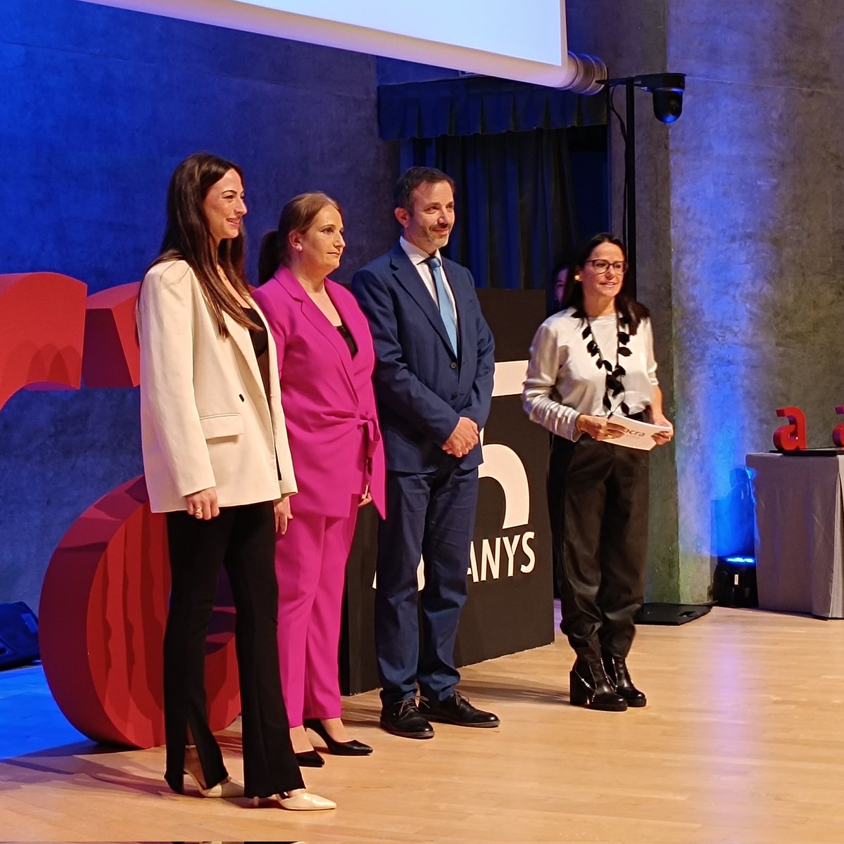 acragentgran's tweet photo. @QuimMasferrer @dsocialscat @govern @diba @GrupoMemora @B45Restauracio @LuraCare_Health @Rehatrans @Recaredo1924 @Serunion @UmasMutua @Veolia_Es @GrupAtlantida @FJosepSantacreu @grupmutuam @mllopis2 @cea_ps Entreguem un Premi ACRA especial a la residència Novetat de Sedaví. Les seves treballadores van salvar a totes els residents durant la #DANA a València. El públic s'alça per aplaudir i commemorar-los. #PremisACRA24 https://t.co/HvkDEGjRdq