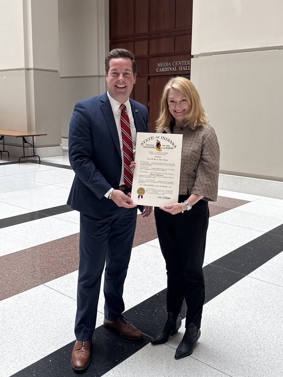 Douglas Huntsinger (@indrugczar) on Twitter photo Since 2017, @GovHolcomb has emphasized the need for collaboration as we fight the drug epidemic.
We recognized <a href="/overdoselifelin/">Overdose-lifeline Inc</a> founder Justin Phillips’ contributions by presenting her as a Sagamore of the Wabash — the highest honor given by the Governor. #NextLevelRecovery Since 2017, @GovHolcomb has emphasized the need for collaboration as we fight the drug epidemic.
We recognized <a href="/overdoselifelin/">Overdose-lifeline Inc</a> founder Justin Phillips’ contributions by presenting her as a Sagamore of the Wabash — the highest honor given by the Governor. #NextLevelRecovery