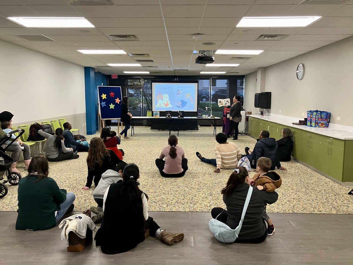 BirthToThree203's tweet image. Families enjoyed a dual language story time today in Spanish at the Nichols Library. After story time, families learned about developmentally appropriate games to play with their children! @naperlib @Naperville203 #Elevate203