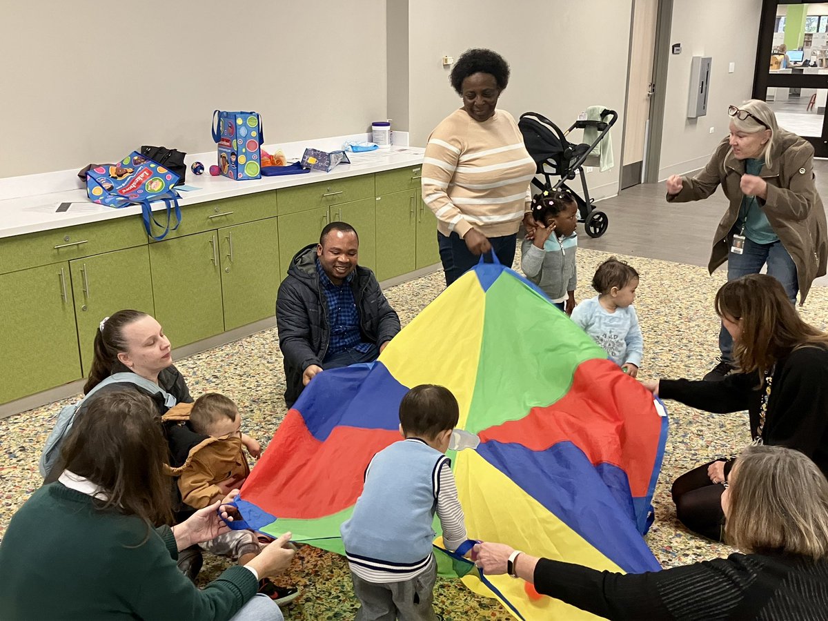 BirthToThree203's tweet image. Families enjoyed a dual language story time today in Spanish at the Nichols Library. After story time, families learned about developmentally appropriate games to play with their children! @naperlib @Naperville203 #Elevate203