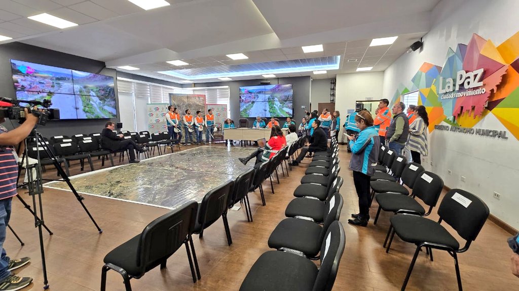 tonnylp's tweet image. Sillas vacías cuando se tiene que hablar de riesgos por las lluvias en la ciudad de #LaPaz

Solo 3 diputados y 3 concejales asistieron al evento organizado por @LaPazAlcaldia

#QuemalEstamos