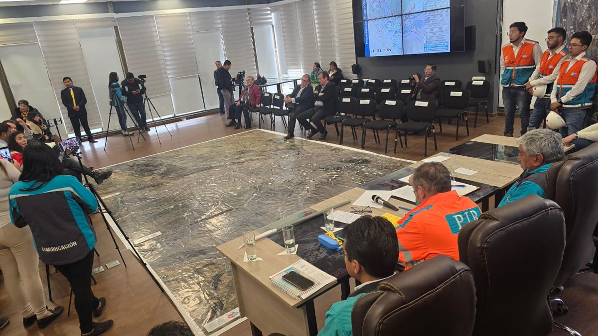 tonnylp's tweet image. Sillas vacías cuando se tiene que hablar de riesgos por las lluvias en la ciudad de #LaPaz

Solo 3 diputados y 3 concejales asistieron al evento organizado por @LaPazAlcaldia

#QuemalEstamos