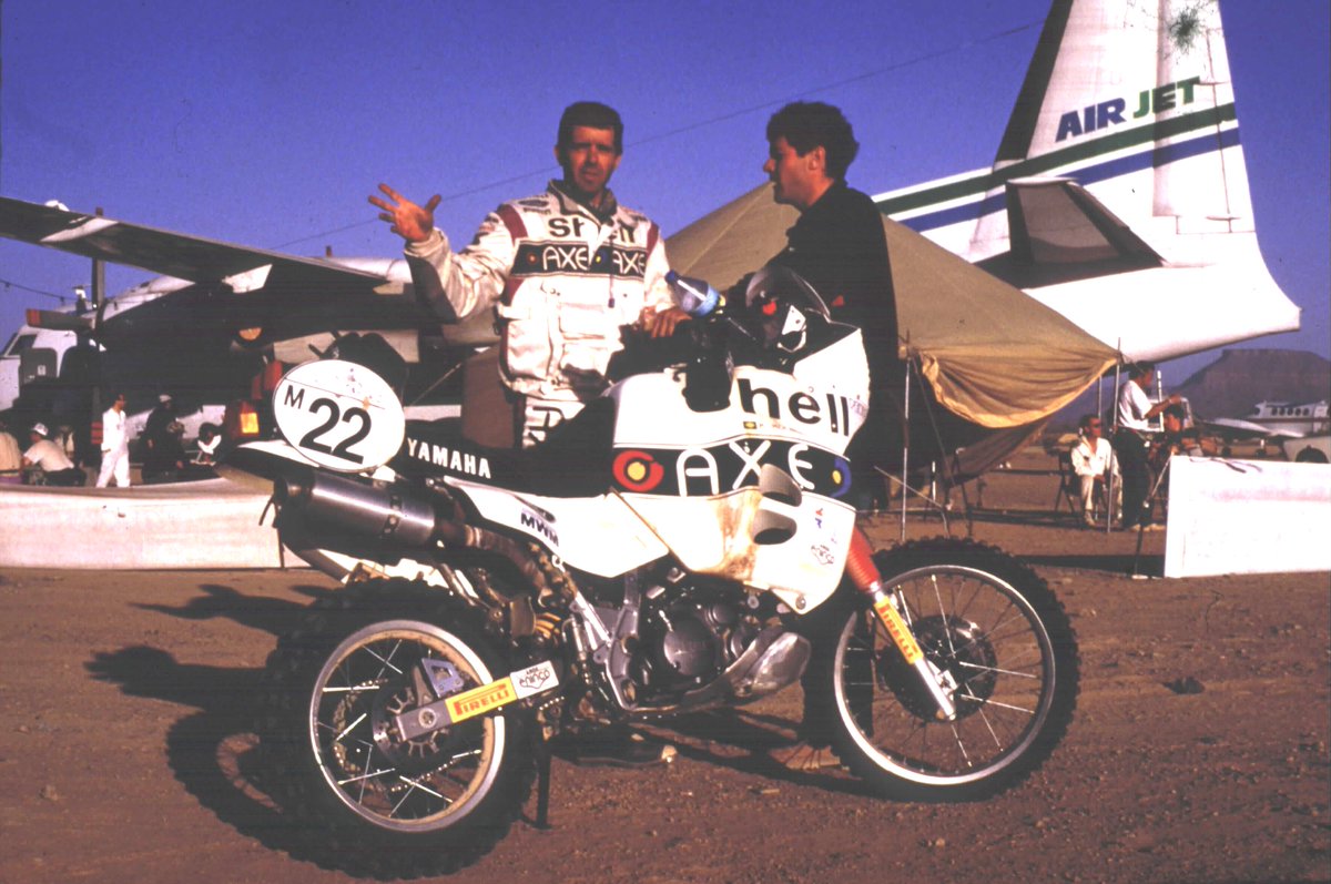 palestras's tweet image. Rally Paris-Dakar-Paris 1994
@kleverkolberg  conversando com Gérard Anthony Gege no bivouac de Atar, na Mauritânia, com a Yamaha Motor do Brasil XT 660 Ténéré 
@dakarrally
#rally #rali #rallye #dakar #Piloto