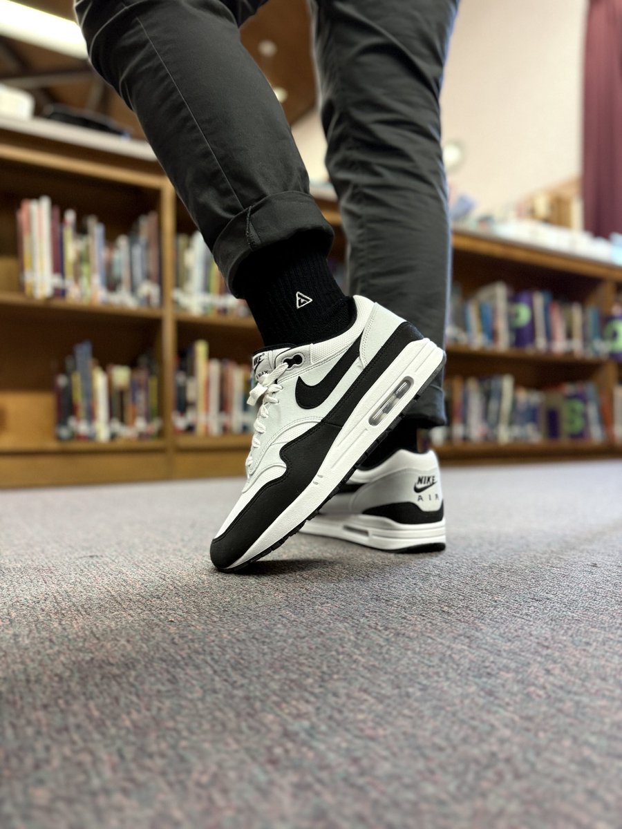 Craignoicecube's tweet photo. Kickin it in the school library 📚
Nike Air Max 1
#KOTD @Nike #SNKRSLIVE
#photooftheday @apthcry https://t.co/UhZ4DhHi1c