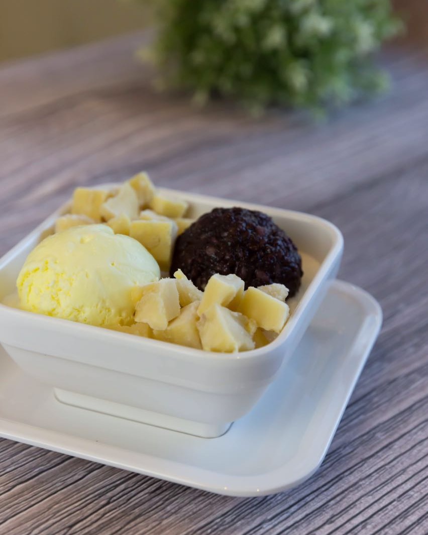 MangoMango808's tweet photo. Calling all #durian lovers! 📢 Try our Snow White Juice with Durian and Black Rice for a really "rice" treat. #MangoMangoHawaii #foodie https://t.co/PG2sw5f0Nr