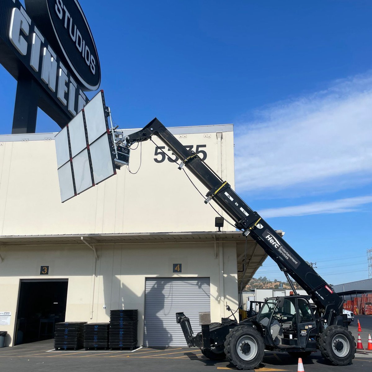 CineoLighting's tweet image. What a setup! This array of Cineo #QuantumII lights paired with the #LRX Python Fly Swatter, the rig is made to withstand the wind with the help of the low profile design of the Quantum II. What would you use this setup for?

#Cineo #LightingDesign #LightingSetup 

 📸 @cinelease
