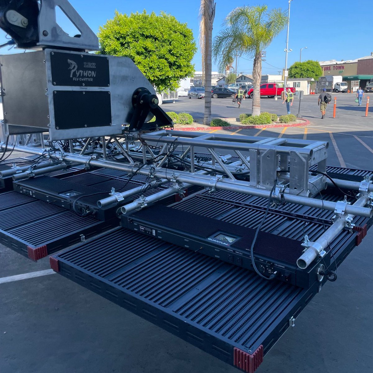 CineoLighting's tweet image. What a setup! This array of Cineo #QuantumII lights paired with the #LRX Python Fly Swatter, the rig is made to withstand the wind with the help of the low profile design of the Quantum II. What would you use this setup for?

#Cineo #LightingDesign #LightingSetup 

 📸 @cinelease