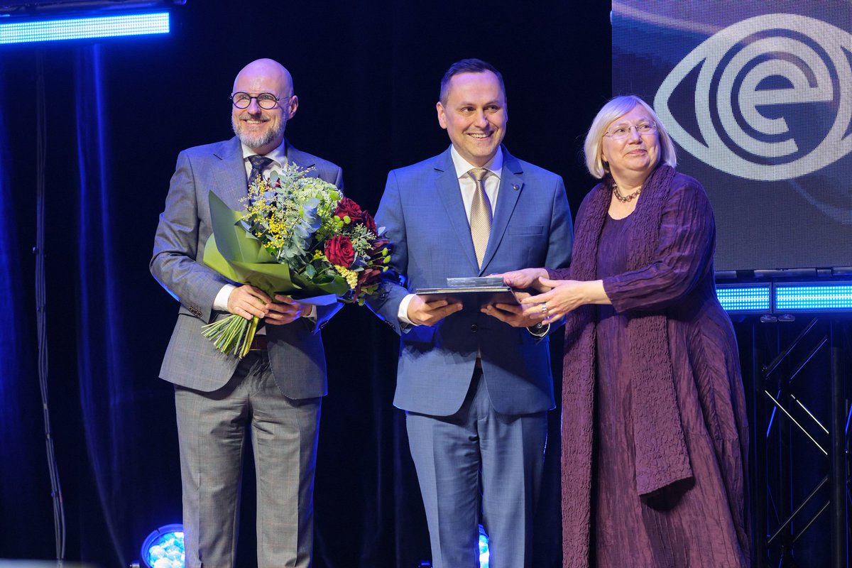 OpenEyesEconomy's tweet photo. Pierwszy dzień #OEES za nami! 

Podczas ceremonii wręczenia Nagrody Rady Miasta Krakowa im. Stanisława Vincenza 🏆 poznaliśmy laureatkę tegorocznej edycji, którą została Rasa Rimickaitė – kulturoznawczyni, wykładowczyni literatury i kultury litewskiej, była attaché ds. kultury w ambasadzie Republiki Litewskiej w Polsce.
Laudację wygłosił Łukasz Galusek – Zastępca Dyrektora, Międzynarodowe Centrum Kultury, a nagrodę laureatce wręczył @KosekJakubRMK – Przewodniczący Rady Miasta Krakowa.

Za nami także sesja plenarna pt. „Czy przyszłość naszego kontynentu zależy dziś od Europy Środkowej?” pod patronatem Międzynarodowego Centrum Kultury!

Dziękujemy za obecność i zaangażowanie w dzisiejsze rozmowy! 💙