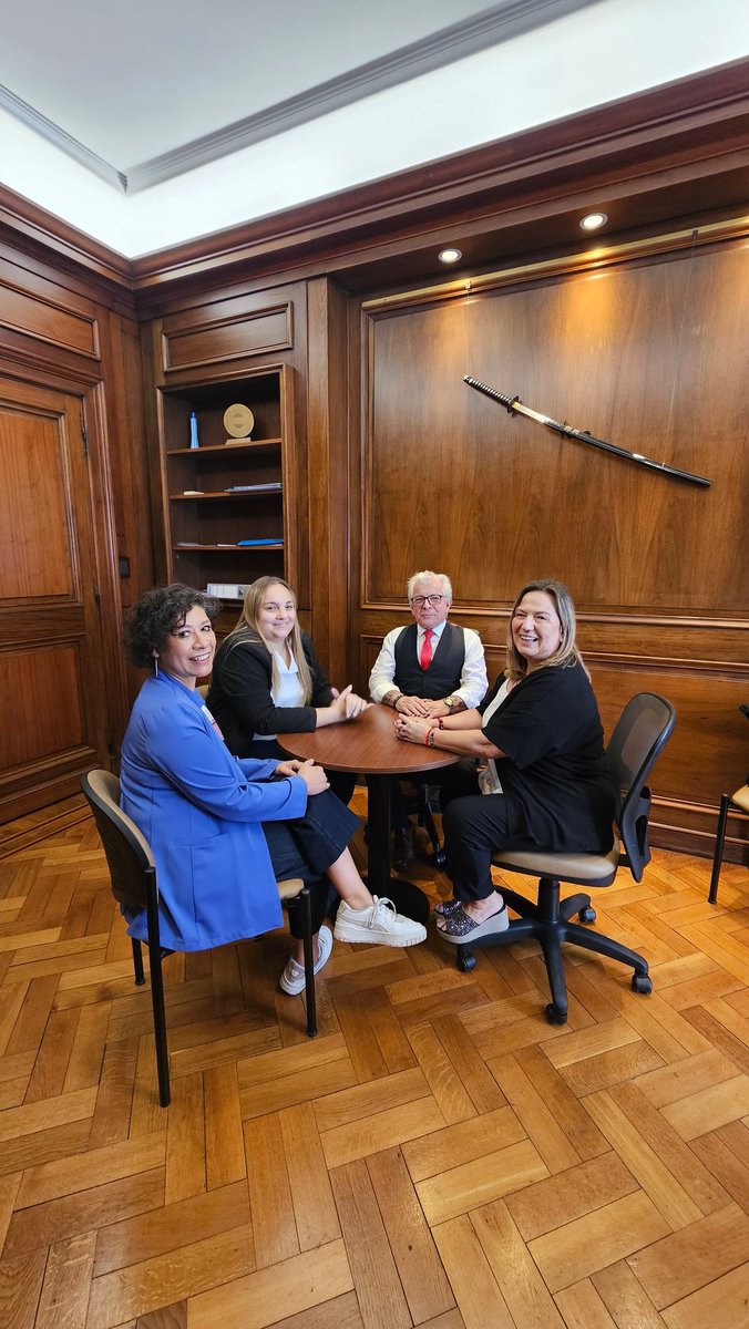 👥 Nuestra directora <a href="/Alemoccioli/">Alejandra Moccioli</a> y el director de <a href="/camecomex/">Comercio Exterior</a> <a href="/lopeteguijl/">José Luis Lopetegui</a> se reunieron con Ángeles Fernández, directora de Cooperación Internacional de la Secretaría de Cultura y Viviana Luna, de #ExportarCultura para dialogar sobre las "Semanas Argentinas 🇦🇷 en el Mundo 🌎.