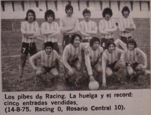 deboedovengook's tweet photo. AGRANDANDO GILES

Derrota durísima contra Racing. Independientemente de que la materia Fútbol es siempre opinable, no pudimos contra un equipo alternativo y que, desde el mismo momento que nos pusimos en ventaja, el fantasma de lo no-deseable sobrevoló el Bidegain.

Hace unos años, en la línea de trabajo Futbol habíamos propuesto que sea una suerte de “partido de interés institucional”. Estábamos cerquita en el historial (seguimos estando), ellos estaban con el Rojo en la B y lo principal para nosotros era (y sigue siendo) la oportunidad de cristalizar dos historias marcadas en sentido inverso por la participación del Hincha.

Ellos trabajan muy bien la prensa, no se sonrojan en decir que llenaron 2 canchas y que Perón era de Racing y cualquier otra cosa alejada de la realidad, sin ningun rigor y logran, así y todo, que cobre verosimilitud.

En la semana previa al partido, en el mes del Día del Hincha, #SanLorenzo debería haberse apalancado en el contrapunto de Blanquiceleste. Nosotros pusimos el lomo y ellos se agacharon; inclusive dieron pena en la B pero perdura la idea de que son “seguidores”.

Quebraron, los intervinieron y, por arte de magia (y de la política), pasaron rápidamente a ser un club modelo… un redoblante reboleado se extendió mediáticamente mucho más que nuestras 7 marchas y decenas de balazos, detenidos y heridos.

Claro, esto requiere de conocimiento del pasado inmediato: ¿Cuántos de la dirigencia actual estuvieron el 30/11? Es cierto que el 30 de Noviembre ya es “el primer recital de los Redondos” pero nos conocemos todos y todos los que dicen que estuvieron no necesariamente estuvieron.

A su vez se requería accionar mediáticamente, calentar motores en los días previos del partido. Ellos desaparecieron, nosotros lo impedimos. Pero no lo pusimos de manifiesto ni en la voz del Estadio ni con alguna bandera del plantel evocando el Dia del Hincha. Nada de nada.

Es evidente que con los niveles de desorden de gestión que tiene el Club, la política comunicacional queda subordinada a cuestiones más urgentes. Pero tampoco se abordan. La sensación es que rige la emocionalidad, constantemente…no hay línea. Da lo mismo el Pipi y su primer experiencia que Russo de gran experiencia; Ortigoza en el Consejo de Futbol que Lopardo (ahora ninguno de los dos), de Boedo como prioridad a poner la sede del Club en subalternidad de una franquicia de gimnasios.

Hay que seguir empujando. Los socios tenemos aún la cuenta pendiente de crecer en la idea de participar y exigir de lunes a lunes y no sólo a la hora de meter un papel en una cajita de cartón cada 3 o 4 años. Y esto aplica para la oposición: sumar no es amontonar; la lógica de ganemos y después vemos no dió buenos resultados ni los viene dando porque Moretti, finalmente, armó una lista para “ganar” y para gestionar terciarizará hasta la piscina de Av. La Plata.

A todo esto estamos inhibidos. Aún se desconocen contratos de jugadores, en AFA no cotizamos ni para mayordomos y entre Francisco y  Lorenzo nos frenaron los descensos. En este futbol tan pero tan amañado ¿alguién se imagina a un Moretti en las mesas donde se definen sedes y árbitros cuando tenes la soga de promedios al cuello?

Nadie ama lo que no conoce. Los dirigentes nunca iba a fijar el contrapunto con Blanquiceleste porque no saben o porque no estuvieron o por ambas cosas...o tal vez porque en alguno de ellos persiste el convencimiento de que DBV está equivocado e ISL tenia razón.