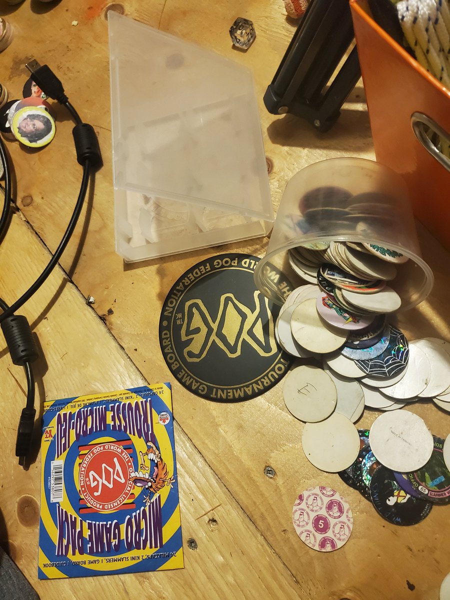 ChitinNature's tweet image. GM 🌱 😊 

Was up in the attic organizing my @PogDigital #POGBACK 

With my little mat, rulebook and case!!

#POG #FTW #Slammers #Keepsies