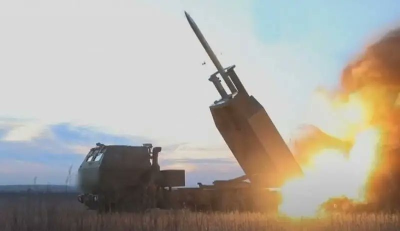 TeslaDogs's tweet photo. The #ATACMS missile strike on the #Bryansk region was carried out under the supervision of specialists of the #USArmedForces from the #HIMARS MLRS calculations.
#Realtimetargeting was provided by #NATO reconnaissance satellites.
#Russia #Ukraine #USA https://t.co/oDqqXlgGvU