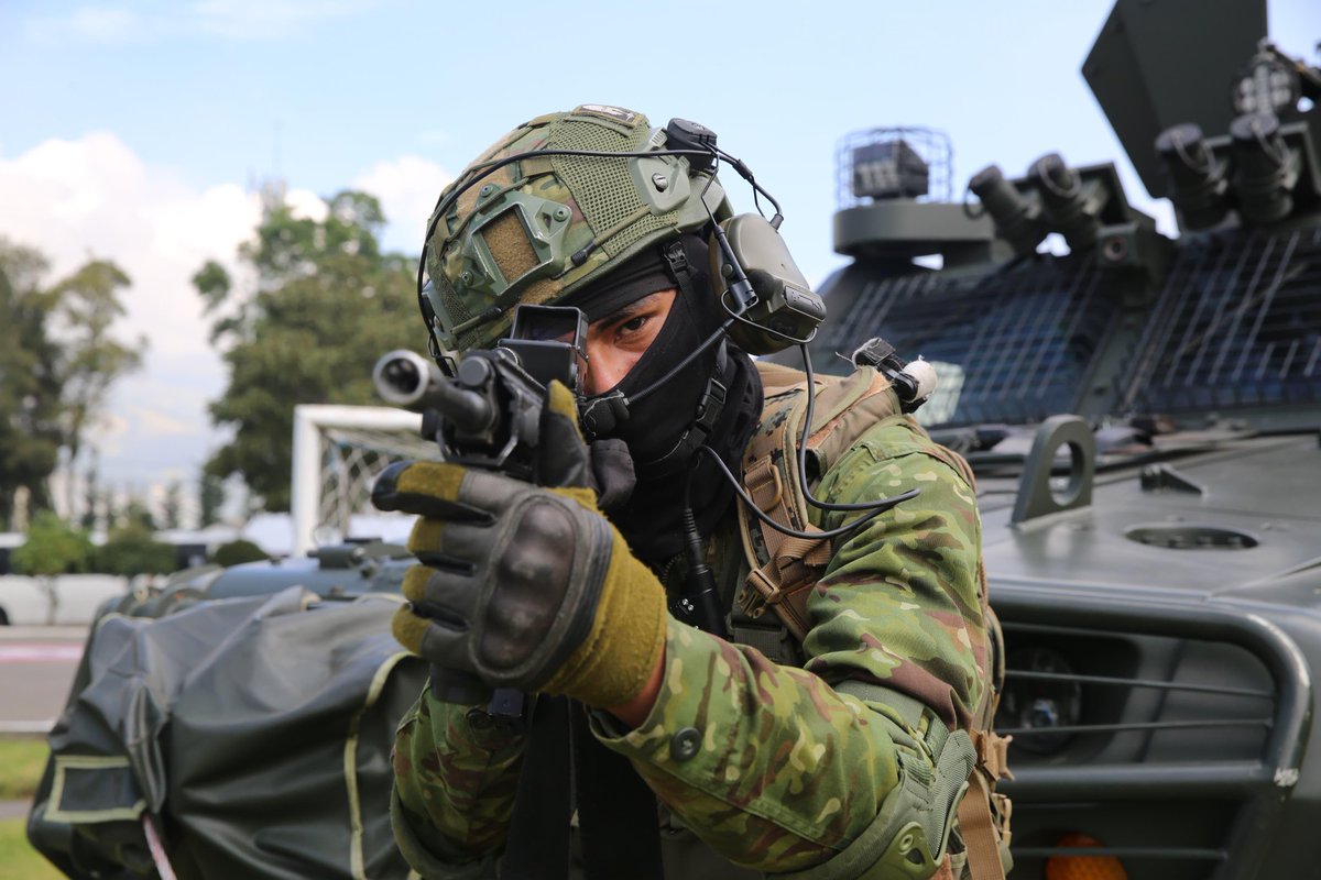 DefensaEc's tweet photo. ¡Más botas en tierra, significa más seguridad para nuestra gente!💪

➡️Esta mañana, con la presencia del presidente de la República, Daniel Noboa Azín, el ministro de Defensa Nacional, Gian Carlo Loffredo, y el Alto Mando Militar, se desarrolló la inauguración del Reentrenamiento 2024, en donde cerca de 5.000 reservistas inician su instrucción. 

📌Los reservistas aportarán de manera contundente en las labores de seguridad, defensa y apoyo a las demás instituciones del Estado.

📌Habrá más rotación de personal en cárceles para impedir la contaminación militar.

📌Más seguridad en las calles mediante controles de armas, municiones y explosivos.

📌Más presencia en retenes fijos y móviles y operaciones en fronteras.