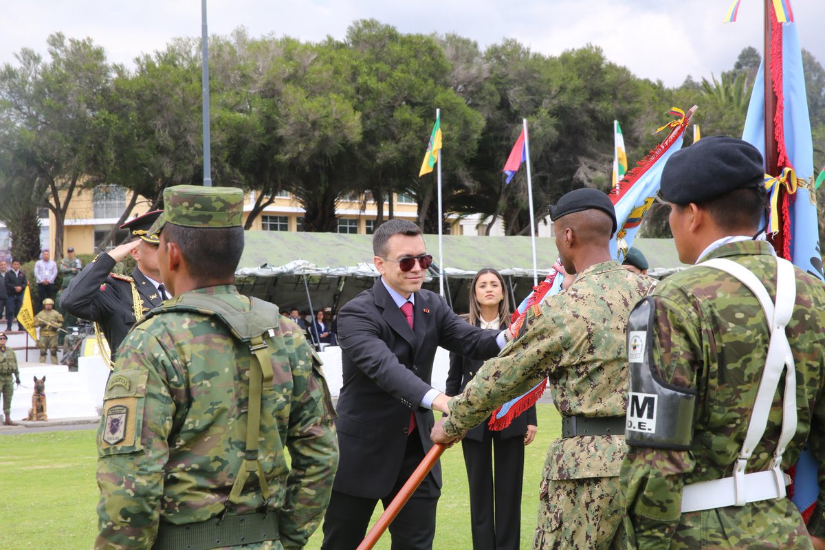 DefensaEc's tweet photo. ¡Más botas en tierra, significa más seguridad para nuestra gente!💪

➡️Esta mañana, con la presencia del presidente de la República, Daniel Noboa Azín, el ministro de Defensa Nacional, Gian Carlo Loffredo, y el Alto Mando Militar, se desarrolló la inauguración del Reentrenamiento 2024, en donde cerca de 5.000 reservistas inician su instrucción. 

📌Los reservistas aportarán de manera contundente en las labores de seguridad, defensa y apoyo a las demás instituciones del Estado.

📌Habrá más rotación de personal en cárceles para impedir la contaminación militar.

📌Más seguridad en las calles mediante controles de armas, municiones y explosivos.

📌Más presencia en retenes fijos y móviles y operaciones en fronteras.
