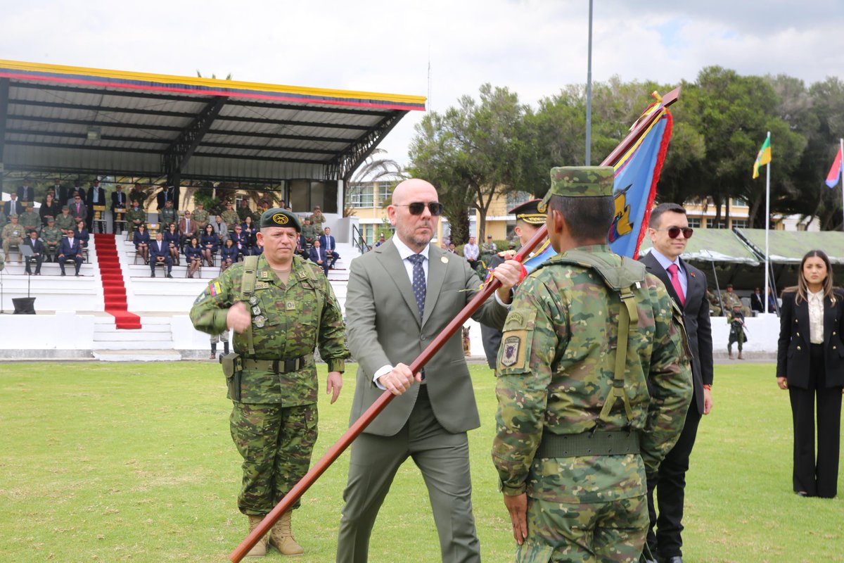 DefensaEc's tweet photo. ¡Más botas en tierra, significa más seguridad para nuestra gente!💪

➡️Esta mañana, con la presencia del presidente de la República, Daniel Noboa Azín, el ministro de Defensa Nacional, Gian Carlo Loffredo, y el Alto Mando Militar, se desarrolló la inauguración del Reentrenamiento 2024, en donde cerca de 5.000 reservistas inician su instrucción. 

📌Los reservistas aportarán de manera contundente en las labores de seguridad, defensa y apoyo a las demás instituciones del Estado.

📌Habrá más rotación de personal en cárceles para impedir la contaminación militar.

📌Más seguridad en las calles mediante controles de armas, municiones y explosivos.

📌Más presencia en retenes fijos y móviles y operaciones en fronteras.