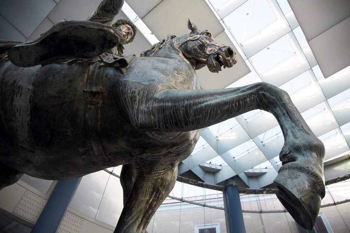 Sabías que la escultura ecuestre del emperador Marco Aurelio se salvó de la fundición durante la E. Media porque se creyó que era el  emperador cristiano Constantino el Grande. Hay una leyenda que dice que si el dorado de la escultura desaparece por completo, el mundo se acabará.