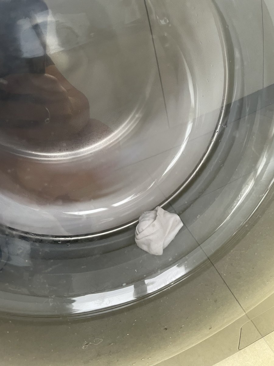 aeanew's tweet photo. @SamsungArg Alguien me puede explicar por qué siempre queda algo entre la tapa y la goma del lavarropas??y que obviamente queda mojado y ni siquiera sé si lo lavo o no… #samsung https://t.co/HxB1gNTGyn