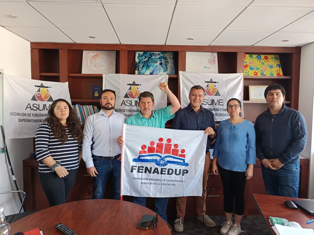 Con el apoyo de dirigentes de <a href="/fenaedup/">FENAEDUP</a>, ASUME aún mantiene ocupada la oficina del Superintendente <a href="/supereduc_cl/">Supereduc</a> a la espera de respuesta para el cumplimiento del acuerdo de mejoras ✊