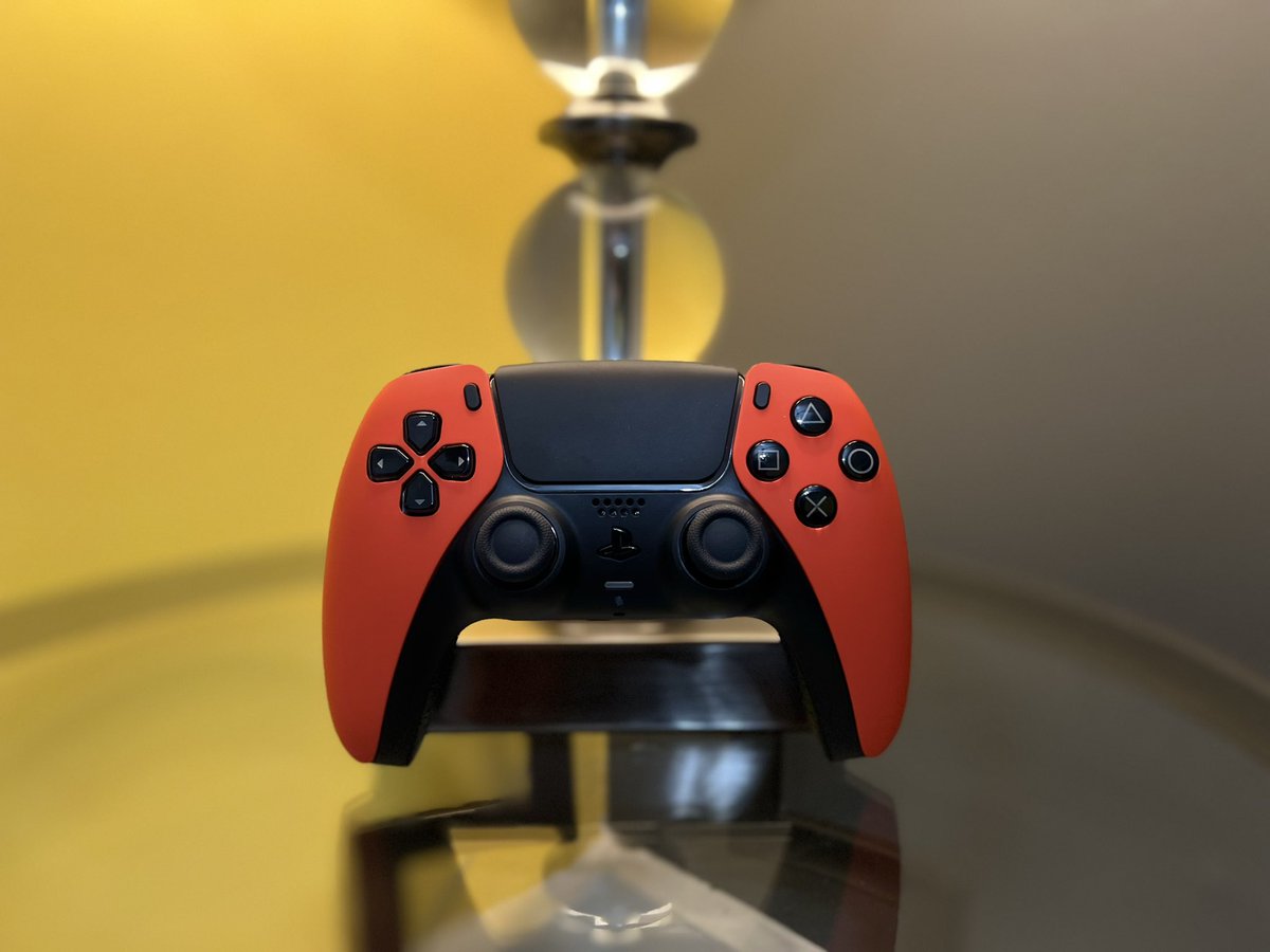 BenjiCustoms's tweet photo. Custom PS5 Controller for @WhoIsPlex 

Claw Build

Mouse Click T&amp;B
Soft Touch Front Shell
Textured Back Shell https://t.co/ZtrmfwzzjF