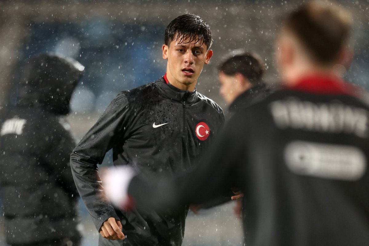 iHQGuler's tweet image. 𝑢𝑛𝑑𝑒𝑟 𝑡ℎ𝑒 𝑟𝑎𝑖𝑛 🌧❤️

#MNETUR