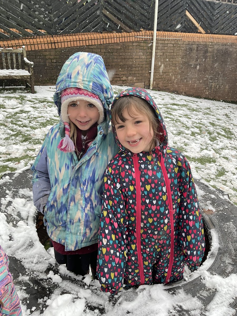 Blwyddyn 2 Cross Ash (@crossashy2) on Twitter photo We had a magical time in the snow today! #HealthyConfidentIndividuals #snow We had a magical time in the snow today! #HealthyConfidentIndividuals #snow