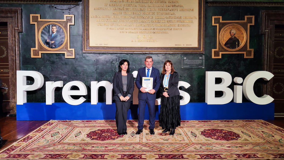 Gaceta Médica (@gacetamedicacom) on Twitter photo #PremiosBiC2024
MENCIÓN DE HONOR EN MEJOR SERVICIO DE NEUROLOGÍA: <a href="/HUnivValdecilla/">Hospital Universitario Marqués de Valdecilla</a>
➡️Recoge el diploma: <a href="/juliopascualg/">Julio Pascual Gomez</a>, jefe de Servicio
➡️Entregan: Maite Martínez Zabaleta (<a href="/osakidetzaEJGV/">Osakidetza</a>), y Paloma García del Moral
📺lc.cx/9zL7aX #PremiosBiC2024
MENCIÓN DE HONOR EN MEJOR SERVICIO DE NEUROLOGÍA: <a href="/HUnivValdecilla/">Hospital Universitario Marqués de Valdecilla</a>
➡️Recoge el diploma: <a href="/juliopascualg/">Julio Pascual Gomez</a>, jefe de Servicio
➡️Entregan: Maite Martínez Zabaleta (<a href="/osakidetzaEJGV/">Osakidetza</a>), y Paloma García del Moral
📺lc.cx/9zL7aX
