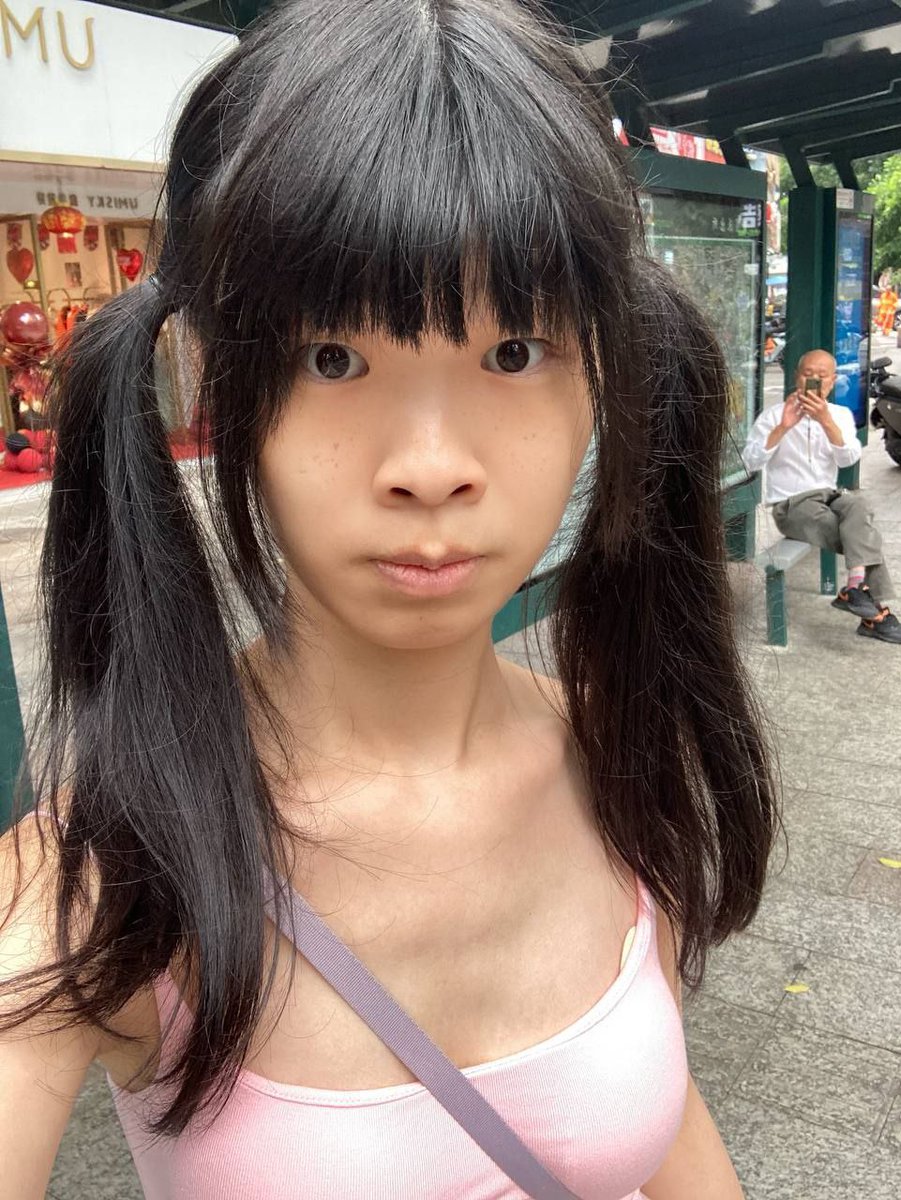 HANLIANYI331's tweet photo. 一位21岁的跨性别者（身份证性别为男），三月甘霖（真名：季澍），于11月16日在澳门失踪，无离开澳门的海关记录。

当事人失踪时随身携带可以用来自杀的化学品。其父母于11月17日报警，至今没有找到人。

身高约170厘米，体重约45千克，头发长度过肩，靠近腰，发型黑长直。

当事人QQ 1564510351 微信 b1564510351

当事人以下照片，第一张是三年前的照片，第二张自拍照为11月10号照片，仅供参考。

如果有线索，请联系telegram的寒涟漪账号  @hanlianyi331，或直接向澳门警方进行反馈。

请尽量扩大本帖的影响力，如有在澳门或珠海的朋友，也请多多留意。