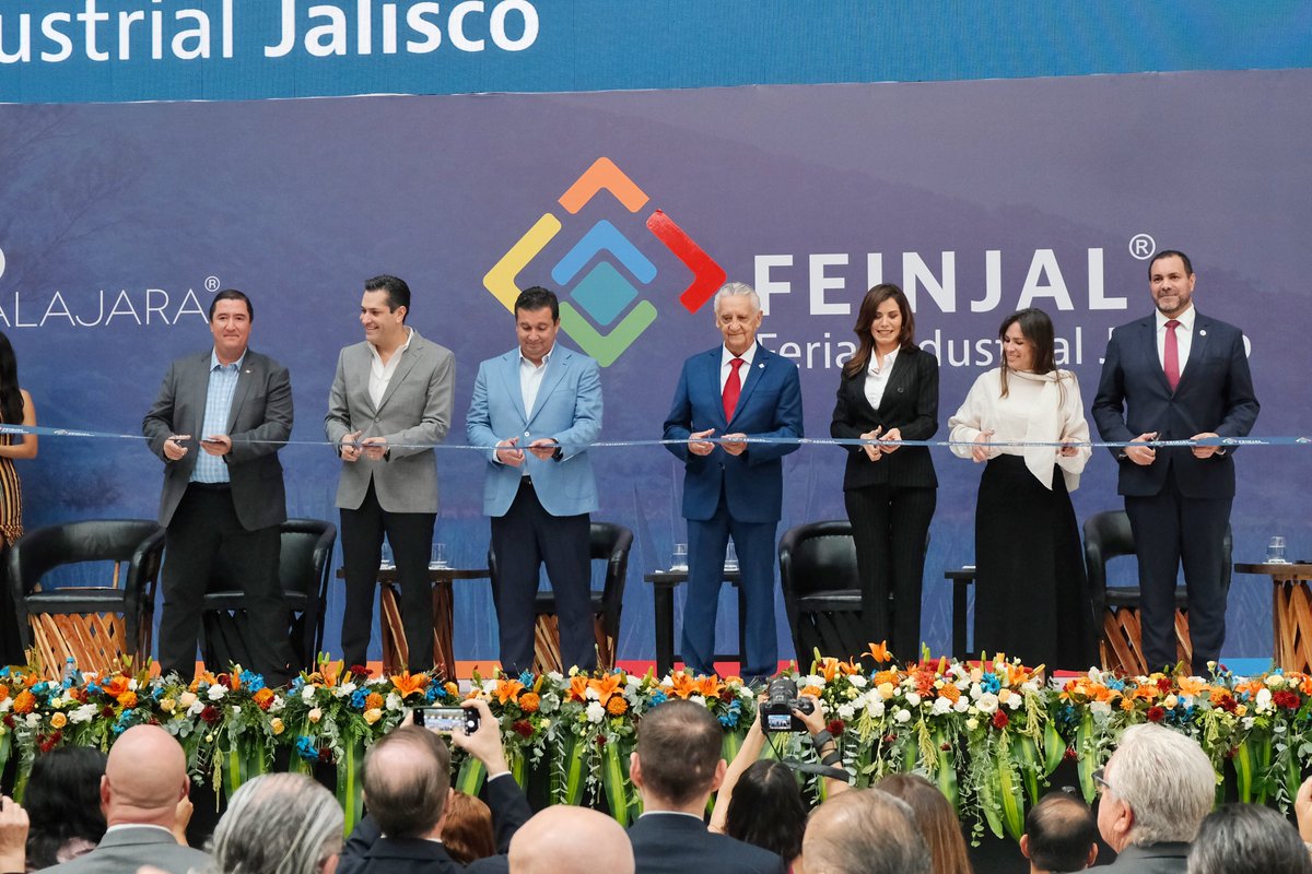 xorendain's tweet photo. Las industrias de Jalisco son un componente fundamental de nuestra economía, por eso a nombre propio y en representación del gobernador @EnriqueAlfaroR, fue un honor estar en la inauguración de la Feria Industrial de Jalisco (#Feinjal).
En el marco de este evento se llevó a cabo también la colocación de la primera piedra del puente peatonal que conectará a @ExpoGuadalajara con los hoteles que le rodean, una obra que refleja perfectamente el propósito de este gran recinto al ser un vínculo, dar seguridad a las y los visitantes, y dignificar la movilidad de quienes transitan la zona.
Mi reconocimiento a Luis Salazar, a Álvaro Azpeitia y al gran equipo de mujeres y hombres que les acompañan por compartir una visión que sigue impulsando la economía del Estado con acciones que ponen al centro el crecimiento de las personas.