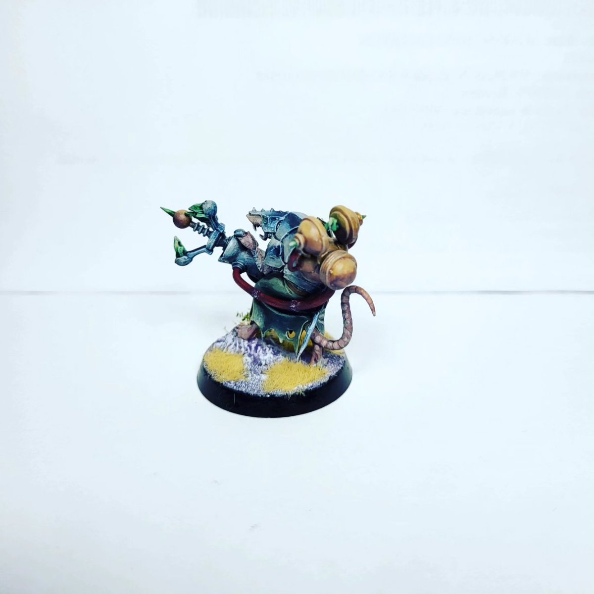 #warlockgalvaneer finished, one more for the #skaven horde 
#chaos #aos #ageofsigmar #ageofsigmarminiatures #warhammer #warhammercommunity #paintingwarhammer #paintingtabletop #tabletopminiatures #warmongers #skavens #skavensarmy