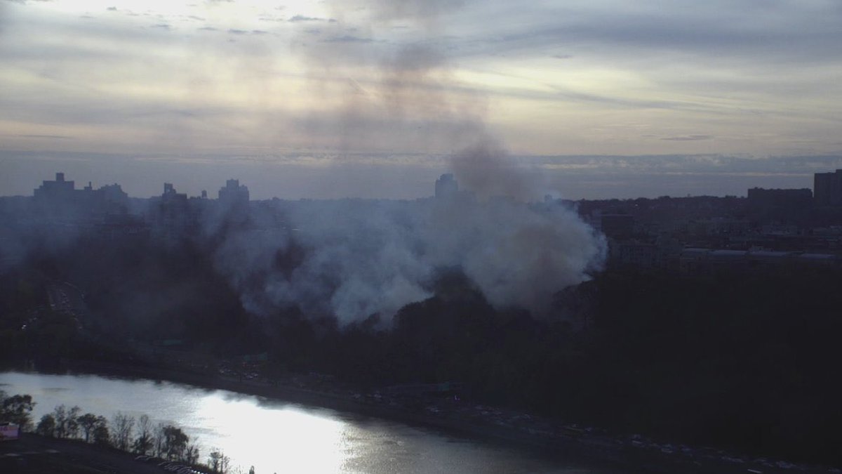 HotshotWake's tweet photo. Unreal…. New start in Manhattan along Harlem River Drive. Multiple acres, large response underway. 

#nyc #newyork #nywx #nyfire #wildfire https://t.co/1dVmfdcWtx