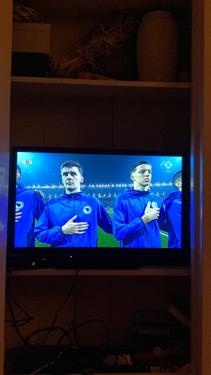 Heniesee's tweet photo. Kijk ze allemaal staan wat een sukkels!!! Aandachtzoekers!! 😂😂 #bosned #weghorst #wout https://t.co/X5SNgHdwHa