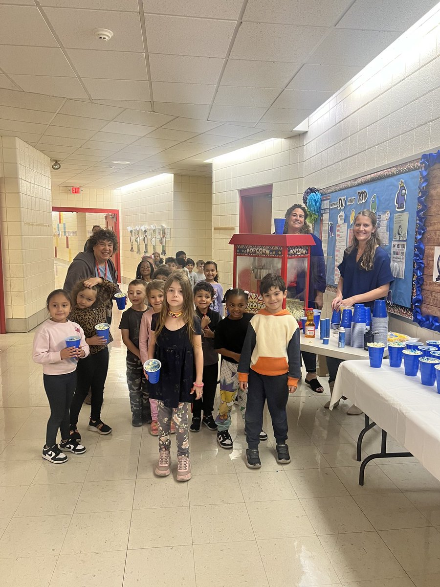 darla_lussier's tweet photo. Day Two of Blue Ribbon Spirit Week! Popcorn and a Book 💙📕 🍿💙 https://t.co/4S8M7mblZC