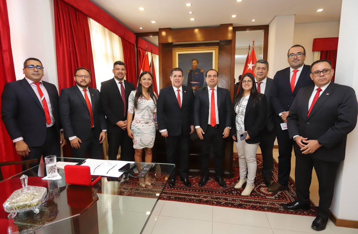 Agenda Paraguay (@agparaguay) on Twitter photo El presidente de la ANR, <a href="/Horacio_Cartes/">Horacio Cartes</a> recibió a dirigentes del distrito de Itauguá, encabezados por la diputada <a href="/JaznarvaezO/">Jazmin Narvaez</a> y el intendente, Horacio Fernández quienes expusieron al titular partidario del consenso existente entre los movimientos para las elecciones municipales El presidente de la ANR, <a href="/Horacio_Cartes/">Horacio Cartes</a> recibió a dirigentes del distrito de Itauguá, encabezados por la diputada <a href="/JaznarvaezO/">Jazmin Narvaez</a> y el intendente, Horacio Fernández quienes expusieron al titular partidario del consenso existente entre los movimientos para las elecciones municipales