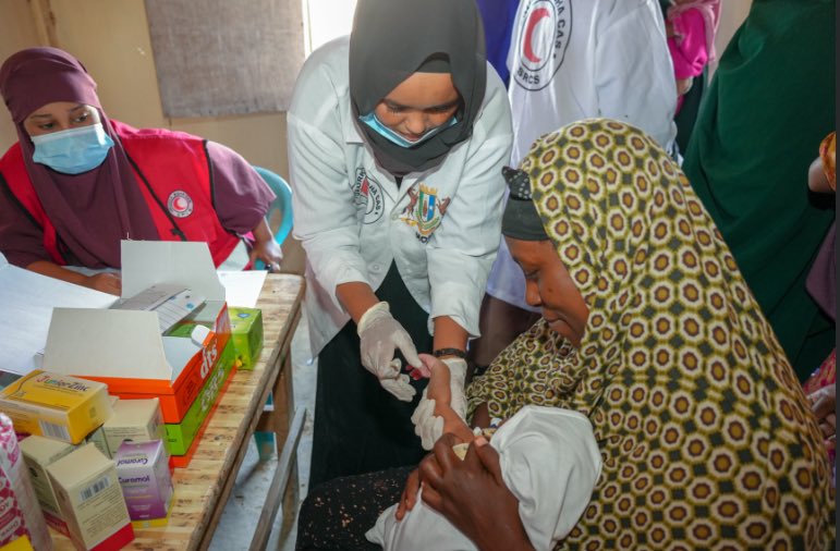 AbdulkadirAfi's tweet photo. From providing life-saving vaccines, nutrition care, and maternal/child healthcare, the Somali Red Crescent Society (SRCS) mobile clinics are bringing hope to displaced communities in Wadajir Internally displaced persons (IDP) camp, Boosaso, Bari region.

The SRCS mobile clinic serves more than 7,800 people (1,300 households) in the camp. 

SRCS runs two mobile clinics in the Bari region under the integrated community resilience and development programme.