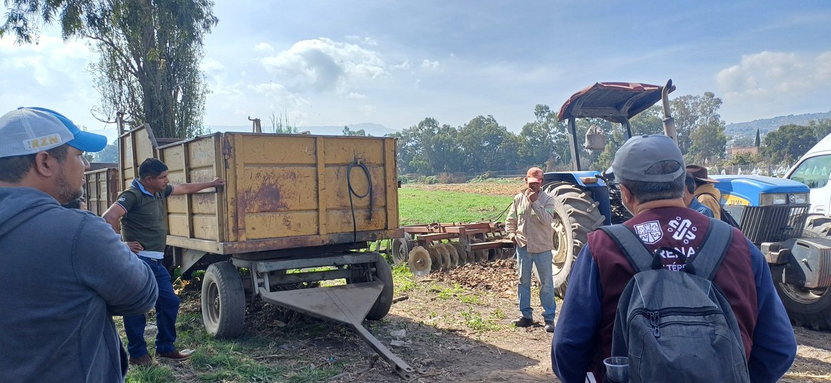 OaxacaRojas's tweet photo. En coordinacion con el CIIC 2 y la Clinica Veterinaria Intinerante de @corenadr se realizo un intercambio de experiencias de la central de maquinaria del ejido de Ixtayopan con productores de borregos de #suelodeconservacion de Tlalpan para la mecanizacion del ensilaje de maiz https://t.co/i9qwFHR0hu