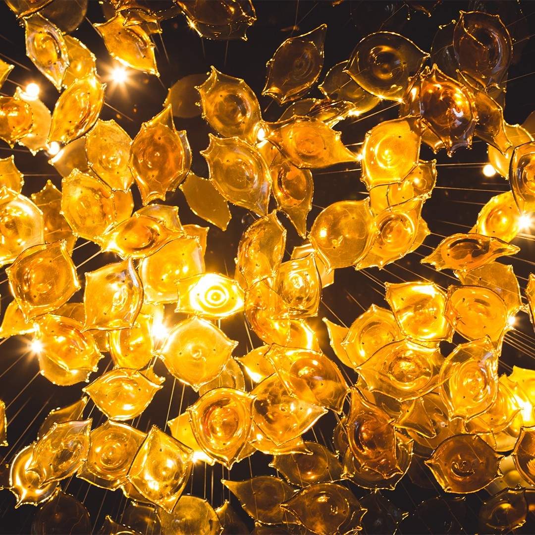 VisualTheoryCo's tweet photo. Finding beauty in the details ✨ Close-up shot of this stunning chandelier at the Ritz Carlton in Hong Kong captures the essence of elegance and beauty.

#RitzCarlton #HongKong #Chandelier #LuxuryTravel #InteriorDesign #LuxuryLifestyle https://t.co/ADoDeOkrTj