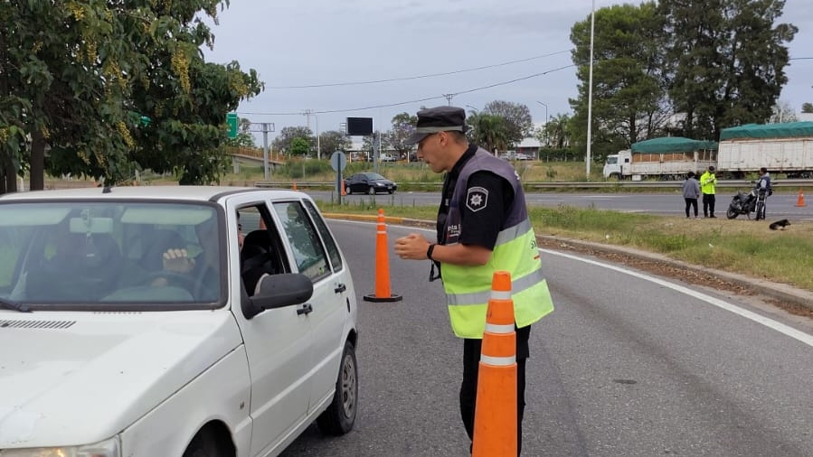 RedSegVial's tweet photo. ✅️ Controlamos Av. Circunvalación de #Rosario con drones 👇
La #PSV realizó un operativo de control en #RNA008 utilizando tecnología de drones para detectar y separar de la vía a conductores en infracción y que representen un riesgo para la circulación. 👇1/2 https://t.co/KJLU76Bd4m