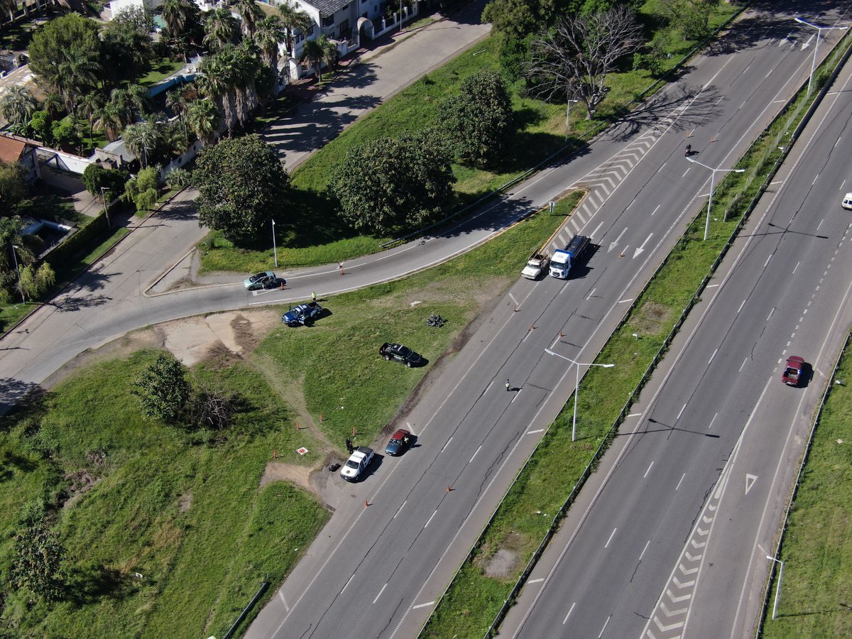 RedSegVial's tweet photo. ✅️ Controlamos Av. Circunvalación de #Rosario con drones 👇
La #PSV realizó un operativo de control en #RNA008 utilizando tecnología de drones para detectar y separar de la vía a conductores en infracción y que representen un riesgo para la circulación. 👇1/2 https://t.co/KJLU76Bd4m