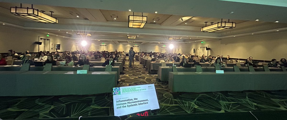 A view from the podium: full house and lot’s of people lining up with questions for @LeahCookPhD on anti-tumor neutrophils. 

I am really enjoying the discussions at the meeting.

#AACRtumorenviron24