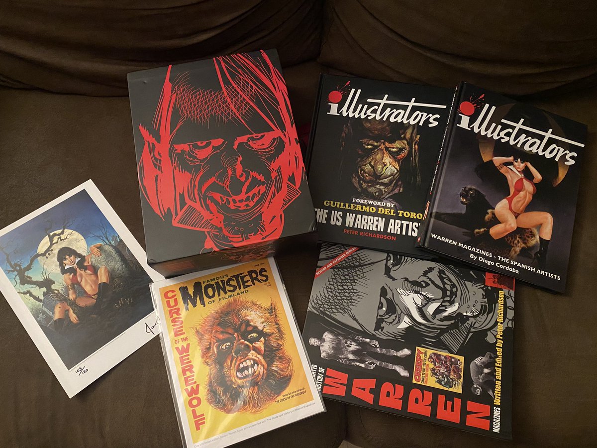VMatellano's tweet image. Me ha llegado esta maravilla de FREAKS BOOKS  Barcelona, y yo soy muy feliz. 

#illustrators #warren #creepy #eerie #vampirella