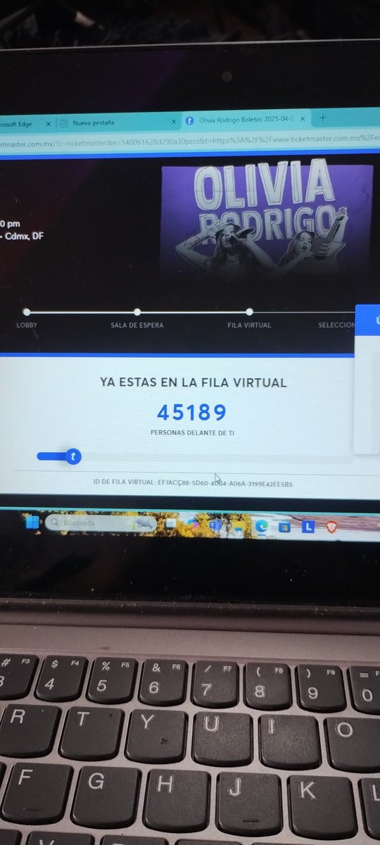 AlexaQuacks's tweet image. Ni con Taylor me había agarrado tan fuerte 😭